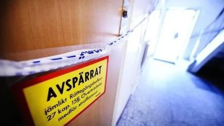 NATTLIGT DRAMA. Här inne i lägenheten förskansade sig 31-åringen som beväpnat sig med en kniv.