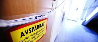 Knivbeväpnad man tände eld i lägenhet