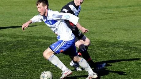 Bra. Vladimir Lazarev (bilden), IFK Luleå, hade tillsammans med Filip Jägerbrink ett övertag på presslagets innermittfält. Tomas Lundmark (svart tröja), till vardags i Piteå, fick slita hårt.Foto: Roland S Lundström