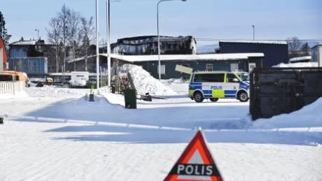 EXPLOSIONSRISK. Under lördagen var samtliga vägar som leder till det brandhärjade garaget avspärrade eftersom man fortfarande fruktade att gastuber med acetylen kunde explodera.