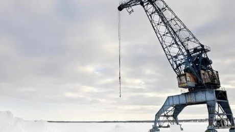 UPP 50 PROCENT. Renoveringen av hamnkranen blev dyrare än vad som först beräknades. Men både staten och kommunen pytsar in mer pengar.
