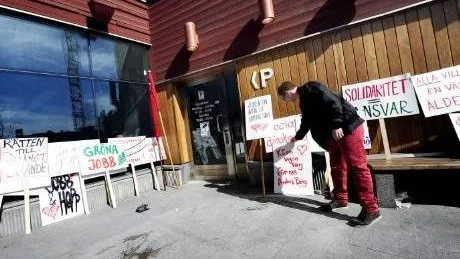 BUDSKAP. Skyltarna lämnades utanför Kulturens hus där LO-ordförandekandidaten Tobias Baudin höll tal.