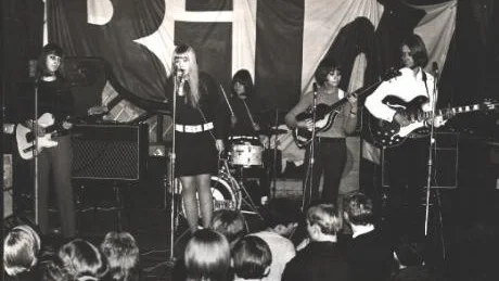 "SVERIGES SÖTASTE POPGRUPP". Nursery Rhymes spelar på Nalen 1966. Fr.v.: Inger Jonsson (sologitarr), Marie Selander (sång), Birgitta Nordgren (trummor), Gunilla Karlow (elbas) och Noni Tellbrandt (kompgitarr).