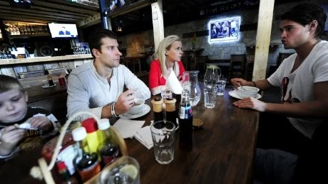 Annorlunda. KHL-laget Lev Poprad spelar match på julafton mot Atlant. Det blir med andra ord ett speciellt firande för Emil Lundberg med sin familj (sonen Hugo och frun Maria). Detsamma gäller för Karl Fabricius.