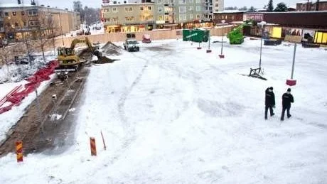 WIKSTÉNS. Fastighetsbolaget med VD Dennis Wikstén i spetsen blir en tung spelare i Bodens centrum med bostäder och handelsytor för 200 miljoner kronor. Arbetet har just dragit igång på Åhlénsparkeringen.