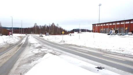 Foto: Håkan Zerpe
VID ARENAINFARTEN. De två hålen fanns i vänstra väghalvan, härifrån räknat. Man ser litet grus som ligger kvar efter kommunens lagning