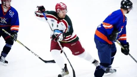 FULL FART. Johan Häggkvist visade att han fortfarande har mycket kvar att ge på en ishockeyrink. "Det är fortfarande det roligaste som finns att lira hockey", konstaterade han.