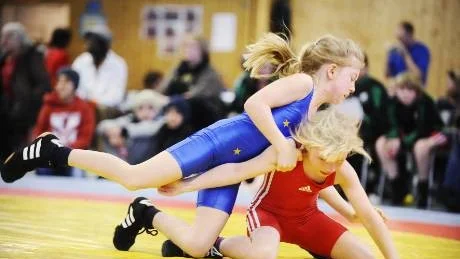 LARSSONS. Tindra och Stella Larsson, Rosviks IK, gör upp  i 25-kilosklassen.