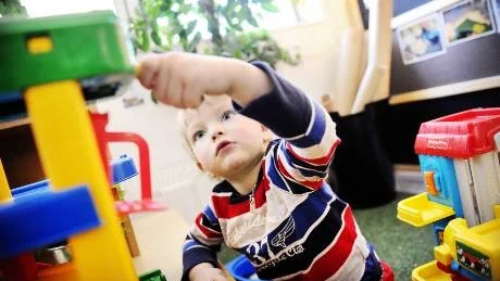 KÄMPIGT. Treåriga Elmer kan säkert hålla sig för skratt efter en lång dag på Kläppbackens förskola. Nu ser det ut att lösa sig i och med att kommunen öppnar plånboken. Foto: Petra Isaksson