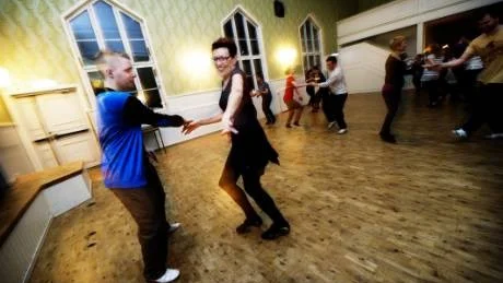 DANSAKTIV LEDNING. Det svänger ordentligt när ordföranden Thomas Söderström här buggar loss med sin vice ordförande i Luleå Bugg och swing Margaretha Bäck.