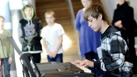 JAA!! William Åberg var taggad när han bjöd lunchande Luleåbor på skönt elpianospel i Kulturens hus i onsdags. Han spelade bland annat Griegs I bergakungens sal.