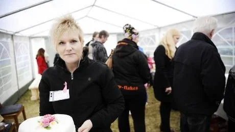 BAKAR FÖR ATT HJÄLPA. Annika Pettersson har bakat, bakat och bakat för att på söndagen samla in pengar till Barncancerfonden på sin egen gård. "Det är värt allt jobb", säger hon.