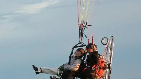 MAMMA MIA! Här är det ingen återvändo. Asta Karlsson från Malmberget 80 år, får se Boden från ovan i en tandemflygning med instruktör Peter Backman, Bodens paramotorklubb.