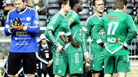 DISKUTERAR. Erik Torstensson, Fredrik Lundgren, David Simbo, Dacian Dacin, Emil Johansson och övriga i Bodens BK måste hitta ett sätt att vinna på hemma-plan. För tredje gången i rad blev det oavgjort.