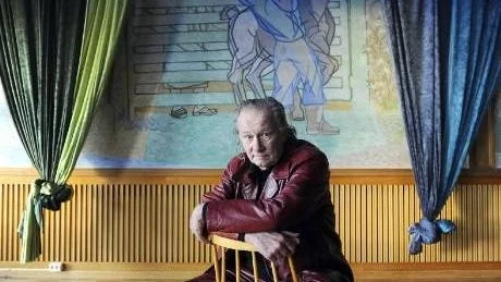 HYLLAR SIN FÖRETRÄDARE. Tornedalsteaterns nye chef Lars G. Thelestam hyllar sin företrädare Ulf Fembro. "Han har lagt en bra grund som jag kommer att bygga vidare på", säger han.