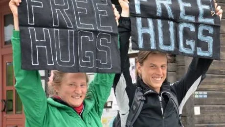 KÄRLEK. Elin Höglund och Jesper Lissmark Hult cyklar genom Europa för att sprida kärlek och glädje, bland annat genom att dela ut kramar.