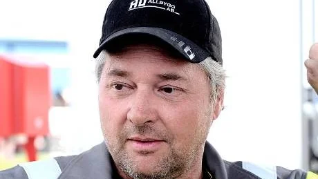 KORGAR. Hundägaren Leif Grundström tror att det kan bli bättre med fler sopkorgar att slänga hundbajspåsarna i.
