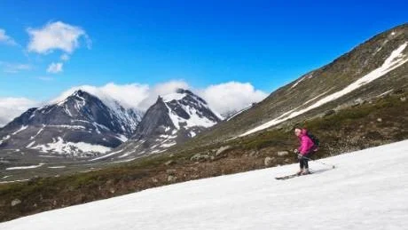 FULL FART. Amanda Löfdahl susar ned för en snöränna på berget Kebnetjåkka, alldeles intill Kebnekaise fjällstation.