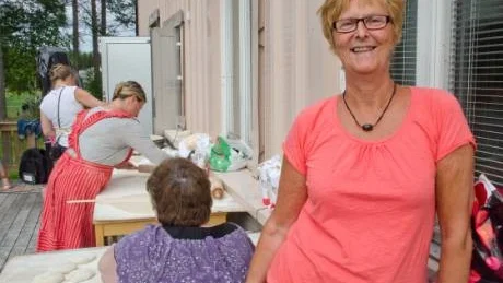 NÖJD. Ann-Louise Wallman, ordförande i hembygdsföreningen, tycker att det är roligt att ha något att göra på fritiden. På lördagen kunde hon nöjt konstatera att förberedelserna gått bra. Foto: Roger Larsson