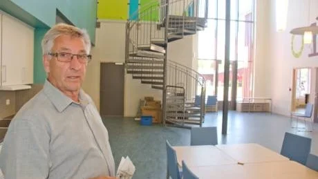 LJUSET. Många fönster och i övrigt en insida som strålar av ljus. Urban Lindgren, rektor, tycker resan mot den nya skolan har varit häftig.