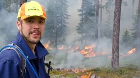 VIKTIGT. Johan Ekenstedt berättar att en skogsbrand är oerhört viktig för att vissa arter ska överleva.