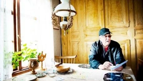 SKRÄMD AV BREV. "Luleå energis brev gjorde mig rädd, tänk om världsarvet i Kyrkbyn skulle brinna", säger kyrkstugeägaren Tord Häggström.
