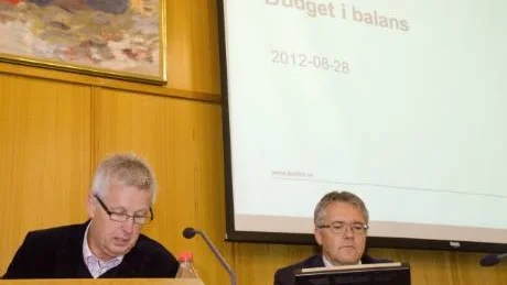 VÄGEN. Kvarnstenen heter 46 miljoner. Torbjörn Lidberg och Håkan Hansi, kommunchef, beskrev på tisdagen hur vägen till en budget i balans ser ut.