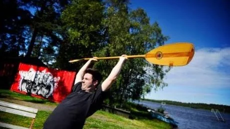 TESTAR. Kurirens sportreporter Adam Andersson prövade på kajak. Och insåg snabbt att man inte bara kunde sätta sig i en båt och paddla runt lite i en sjö. När han återvände till redaktionen var han fullständigt utpumpad, blöt och glatt överraskad över både sporten i sig och hans insats i kajaken.