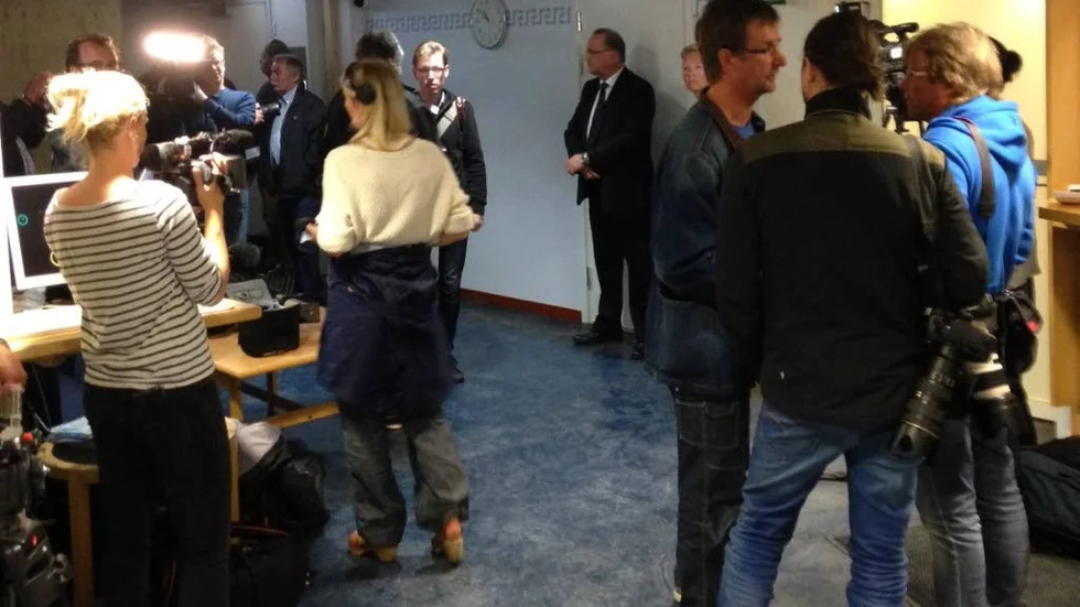 FULLT. Ett stort pressuppbåd har samlats utanför förhandlingssalen.