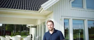 Lindfors hotas av böter för stuga