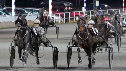 SKÖN VINST. Troll Maia och Forssaga gjorde upp om segern i V65-3 - ett lopp som Troll Maia och Åsa M Lundbäck gick segrande ur.