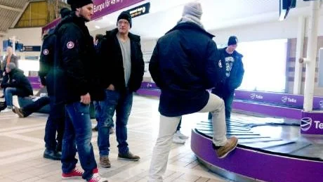 12.30. Slava Trukhno (t.v), Antti Alamäki och resten av spelarna i Asplöven står och väntar på bagaget på Arlanda.  Foto: Jimmy Landström