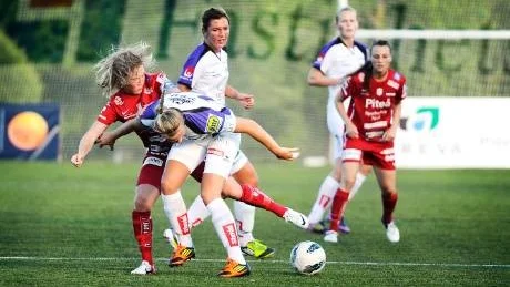 KAMP. Piteås lagkapten Sofie Persson var inte nöjd med det misstänkta offsidemålet som föranledde 1-0 till Malmö.