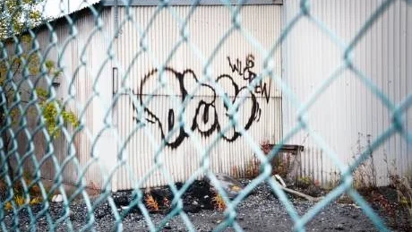 GÄNG. Graffitisignaturen Otur syns bredvid gängsignaturen WLC. På Bangården ses WLC signerat 2012.