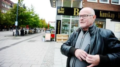 BANKMAN. Göran Stenlund är rena bank-mannen. Han är en mästare på att spara ihop växelmynt och drar titt som tätt till banken för att växla in kilona. Han är nöjd med sin bankinrättning och tror inte att det är någon idé att byta till någon annan.