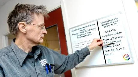 ÖPPNADE. När han tillträdde som läkare på Porsön 1984 var det bokstavligen han och en dåvarande kollega som gjorde öppnandet av den stängda vårdcentralen möjlig. Nu när han snart går i pension är det väl sörjt med läkare. Han kan lugnt ta ned sin namnskylt även om han kommer att saknas av både patienter och arbetskamrater.