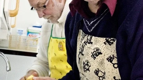 SNYGGAST. En oundviklig tävling uppstår om vilka som skalat bäst. Harry Sundberg och Bengt Engman ligger bra till.