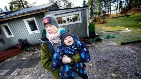 NEDKLASSAT. Julia Hjalmarsson med sonen Ebbe. Familjen bor i dag året runt i en villa som blir ett fritidshus om kommunen får som den vill. "Vårt hus blir både nedklassat och nedvärderat", säger Julia Hjalmarsson.