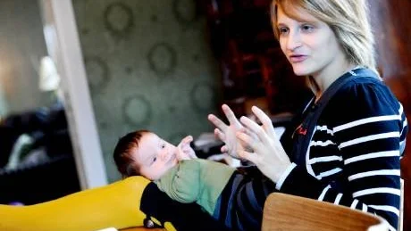 SNART PREMIÄR. För sex veckors sedan blev skådespelerskan Maja Runeberg mamma för andra gången. För drygt en vecka sedan flyttade familjen från en lägenhet i stan till ett hus i Svartöstan och på tisdag är det premiär på pjäsen Den starkare, ett uppsättning Maja Runeberg gjort tillsammans med Luleå kulturgymnasiums spetsutbildning i teater. "Ibland händer mycket på samma gång, men när vi spelat klart Den starkare ska jag vara mammaledig", säger hon. Foto: Linda Wikström