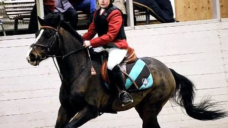 ENSAM. Simon Wåhlström från Dundret var den enda kille som tävlade. Här rider han fram på hästen Top Norrsken.