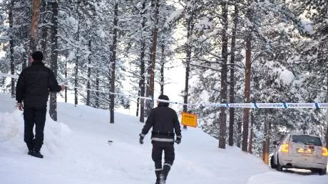 AVSPÄRRAT. Området i närheten av det hus där mordet ska ha skett var under onsdagen avspärrat och väktare kontrollerade avspärrningarna.