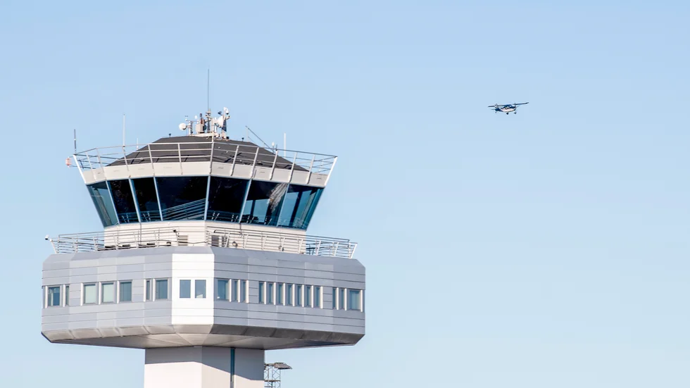 Flygplatsen Flesland i Bergen stängdes i onsdags på grund av drönarobservationer. På bilden syns ett radiostyrt flygplan intill kontrolltornet.