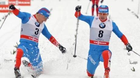 vann. Rysslands Maxim Vylegzjanin (8) leder Tour de Ski  före landsmannen och Alexander Legkov. Foto: Jens Meyer