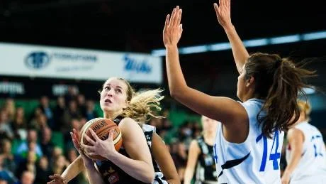 Stark. Ellen Nyström hade en bra kväll. 20 poäng, tio returer och tre assist blev facit för 19-åringen.