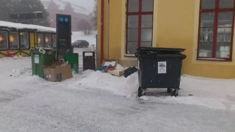 ÖVERFULLA. Sopkärlen på utsidan var också överfulla. Kanske ett resultat av alla tågförseningar och inställda tåg?