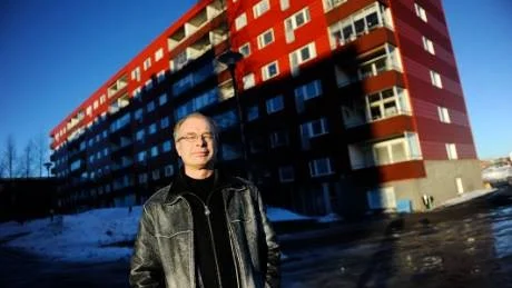 NÖJD. Urban Jacobsson bor i en av lägenheterna närmast vattnet. Han köper gärna sin lägenhet. "Jag har bott i bostadsrätt förut", säger han.
