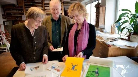 SAMLING. Astrid Lindgrens dotter Karin Nyman och tecknaren Björn Bergs barn Torbjörn Berg och Maja Berg Lindelöw har samlats kring teckningarna av Emil i Lönneberga.