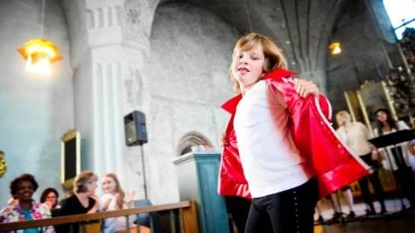 MINI-MICHAEL. Pontus Sundqvist hade klätt upp sig i riktig Michael Jackson-stil till hyllningskonserten i Nederluleå kyrka. Foto: Petra Isaksson