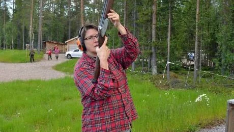 20. Ann-Christin deWall skjuter med en 20-kalibers hagelbössa som är lättare och smidigare än de vanligare 12-kalibriga.