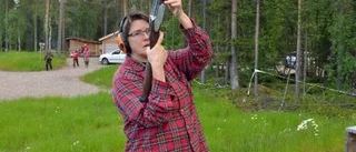 Pangbrudar som skjuter skarpt